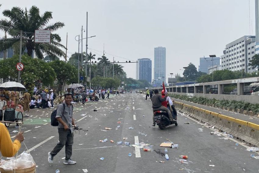 Aksi Massa Apdesi Berakhir di Depan Gedung DPR, Menyisakan Sampah Tersebar