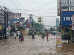 Banjir Melanda Jalan Raya Sawangan-Mampang Depok, Lalu Lintas Terhambat