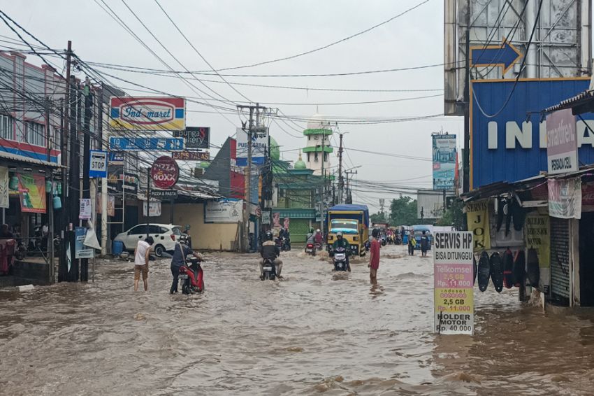 Banjir Melanda Jalan Raya Sawangan-Mampang Depok, Lalu Lintas Terhambat