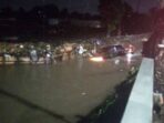 Tim SAR Turun Tangan Untuk Menyelamatkan Mobil yang Nyaris Tenggelam Terjebak Banjir di Jalan Kaumsari Bogor