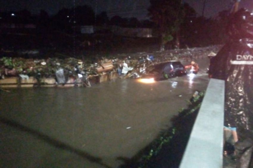 Tim SAR Turun Tangan Untuk Menyelamatkan Mobil yang Nyaris Tenggelam Terjebak Banjir di Jalan Kaumsari Bogor