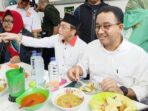 Anies Cicipi Doclang di Jembatan Merah saat Sambangi Kota Bogor dalam Hari Pertama Kampanye