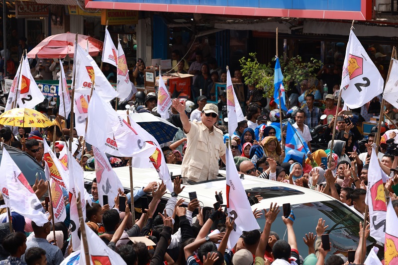 Prabowo Memberikan Kaos kepada Warga Pasar Padang, Mengucapkan Doa untuk Presiden 2024