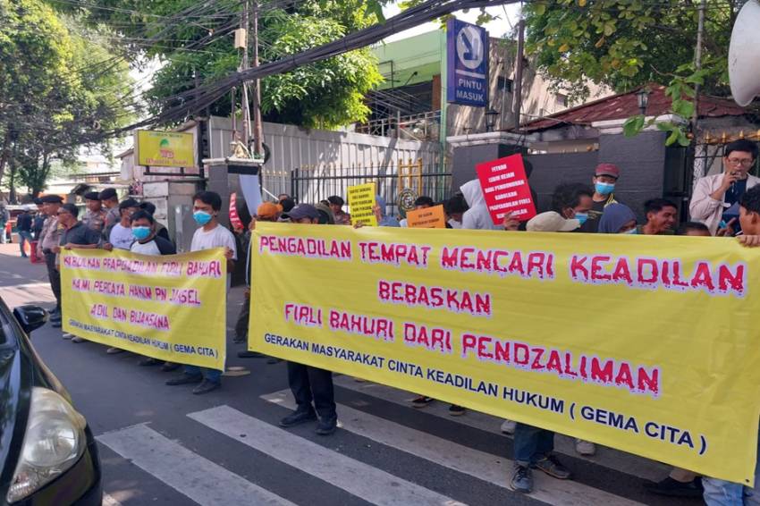 Mahasiswa Memberikan Dukungan kepada Firli Bahuri dengan Mengunjungi Pengadilan Negeri Jakarta Selatan