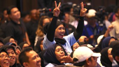 Prabowo Terharu Dengan Antusiasme Emak-Emak Relawan di Bandung yang Merapat dan Jabat Erat Tangannya