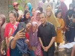 Bazar Murah di Pasar Rebo Ramai Dihadiri, Ustaz Yusuf Mansur Jadi Objek Selfie Favorit Emak-emak