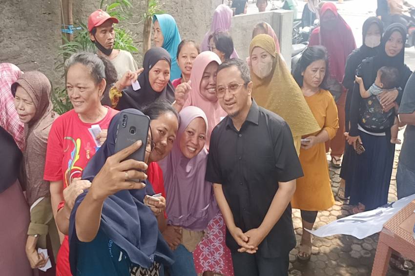 Bazar Murah di Pasar Rebo Ramai Dihadiri, Ustaz Yusuf Mansur Jadi Objek Selfie Favorit Emak-emak