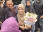 Peringatan Hari Disabilitas Internasional di Bumi Pospera Jatinegara, Siti Atikoh Diterima dengan Rangkaian Bunga