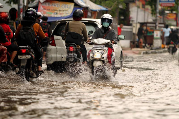 Banjir Terjadi di Tiga Ruas Jalan di Jakarta Selatan Saat Hujan Lebat