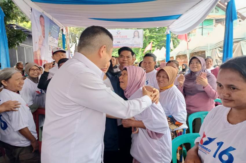 HT and Liliana Tanoesoedibjo Embrace a Touching Moment with a Grandma in Johar Baru