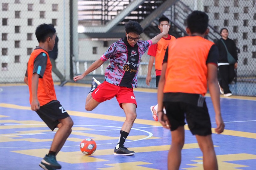 Ganjar Bersama Alif Cepmek dan Dilan Bermain Futsal di Bekasi Menyaksikan Keindahan Alam