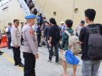 Polisi Membantu Proses Pemulangan Ratusan Mahasiswa Peserta Kongres HMI dari Pelabuhan Tanjung Priok