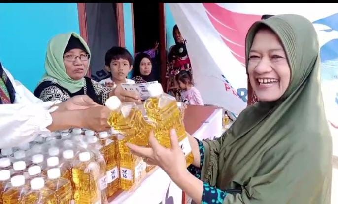 Warga Tambun Berharap Caleg Perindo Sukses Setelah Memberikan 1 Liter Minyak Goreng Seharga Rp5.000