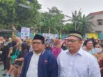 Caleg Partai Perindo, Didin, Membagikan Mie Instan di Pamulang, Tangerang Selatan