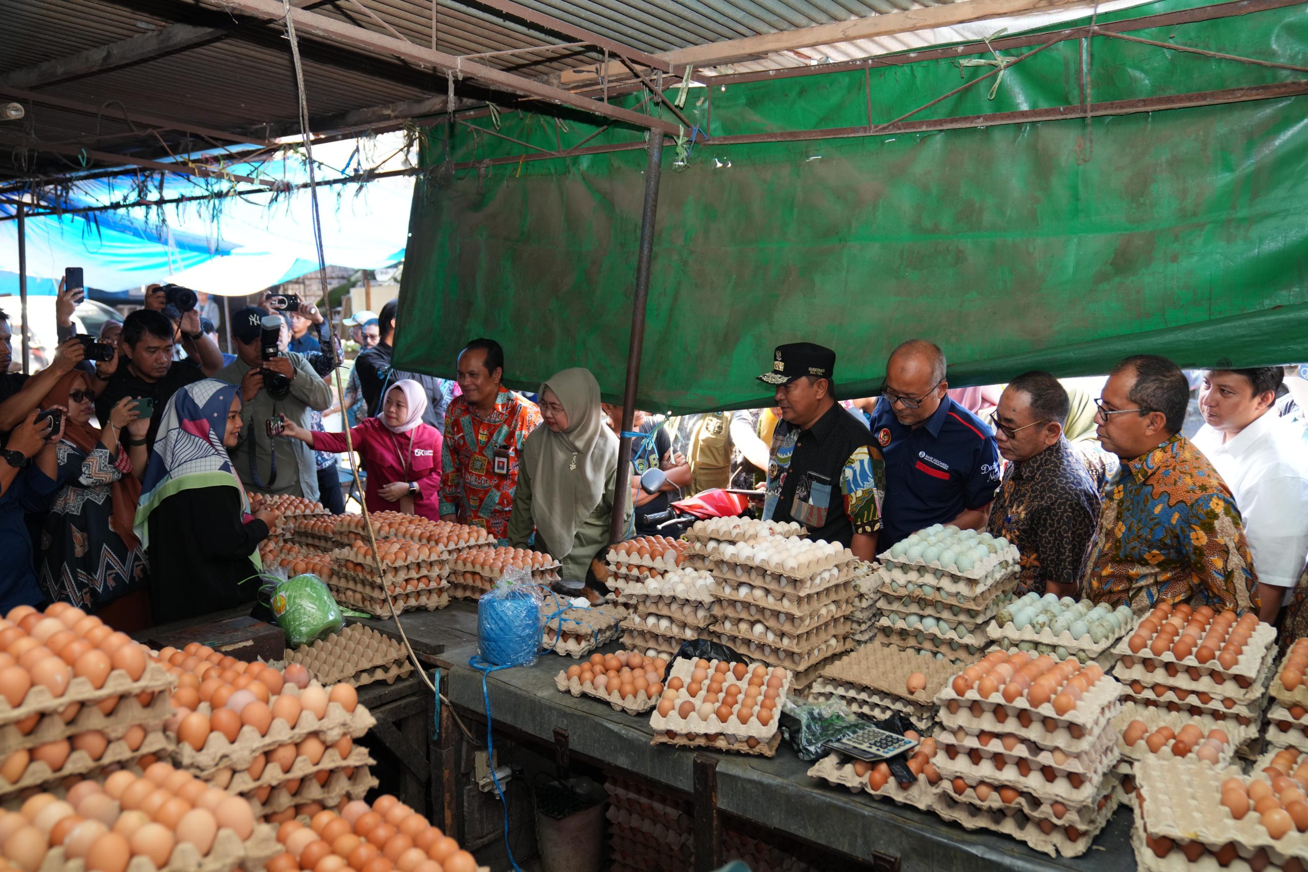 Penjabat Gubernur Sulsel dan Wali Kota Makassar Memastikan Inflasi Tetap Terkendali dengan Meninjau Harga Kebutuhan Pokok di Pasar Terong