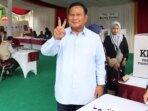 Prabowo Subianto Pilih di TPS 033 Bojong Koneng, Sapa dengan Salam Dua Jari