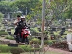 Prabowo Subianto Dikawal Motor dan Disambut Ratusan Warga Saat Ziarah ke Makam Sang Ayah Pasca Pemilu