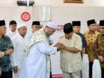 Prabowo Subianto Mengunjungi Habib Ali Kwitang dan Memohon Doa untuk Kesuksesan di Masa Depan.