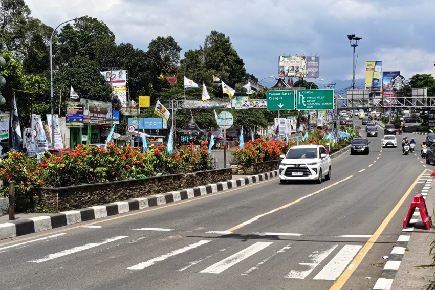 Arus Lalu Lintas One Way dari Puncak Bogor ke Arah Jakarta pada Siang Hari