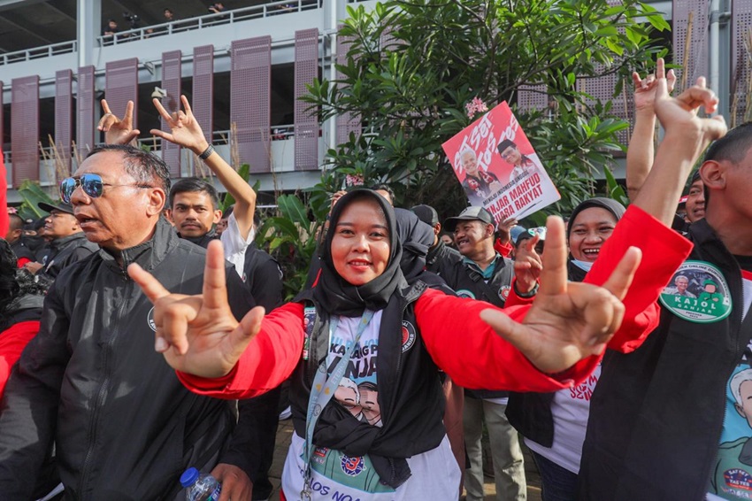 Yel-yel Pendukung Bergaung Menyambut Kedatangan Ganjar-Mahfud di Pertarungan Debat