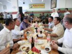 Prabowo Subianto Mampir Makan Bakso di Cimahi, Nyanyi Bareng dan Disambut Riuh Warga