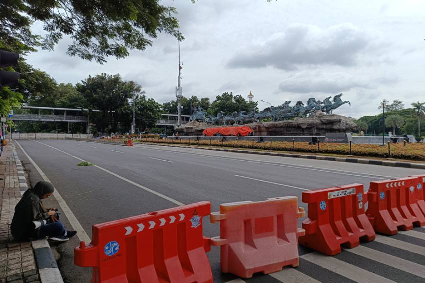 Perempuan Melakukan Aksi di Istana, Jalan Medan Merdeka Barat Diblokir