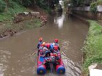 Bocah-Bocah Terbawa Arus Saat Berenang di Kali Mampang, Jakarta Selatan