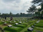 Perawat makam mendapat rezeki berlimpah dari peziarah menjelang Ramadan