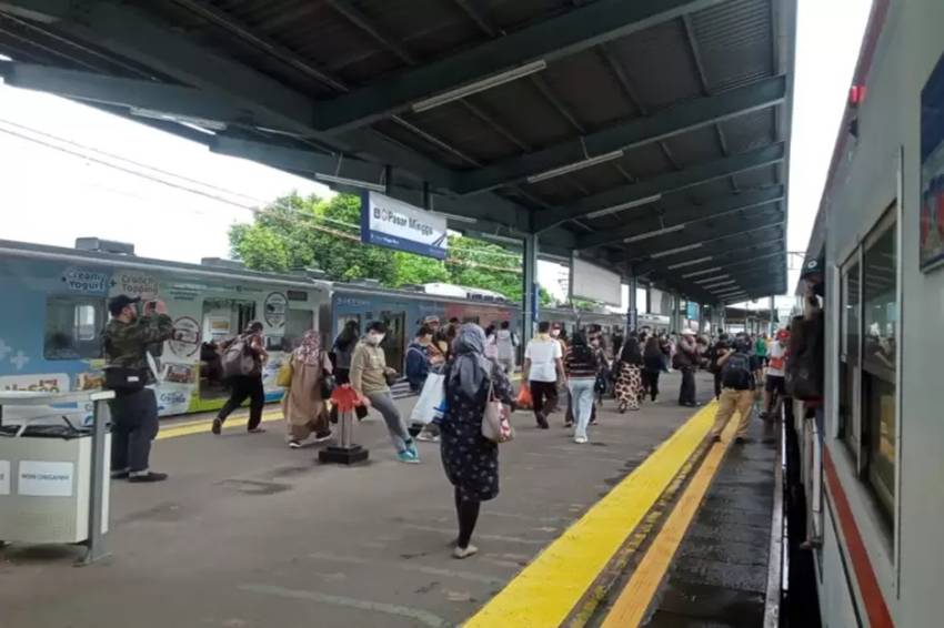 Kereta Rel Listrik (KRL) Commuter Line Mengalami Masalah di Rute Stasiun Pasar Minggu