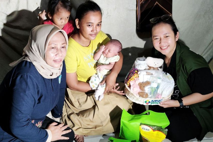 MNC Peduli Memberikan Bantuan Perlengkapan Bayi kepada Keluarga Kurang Mampu di Kebon Sirih