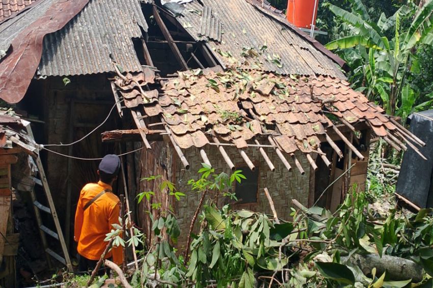 38 Rumah dan Sekolah di Sukamakmur Bogor Rusak akibat Angin Kencang