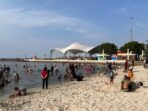 Pantai Ancol Dipadati Pengunjung pada Hari Raya Lebaran 2024