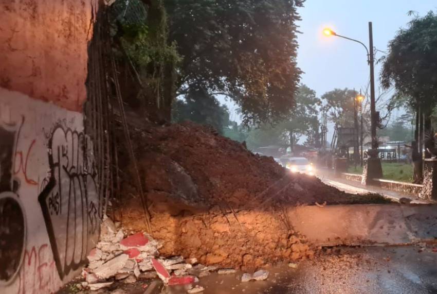 Arus Lalin Terhambat akibat Longsor di Terowongan Cijayanti Bogor