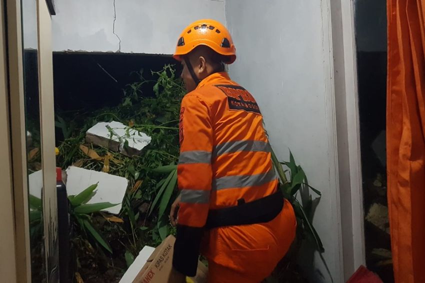 Rumah Warga di Bogor Rusak akibat Hujan Deras dan Longsor