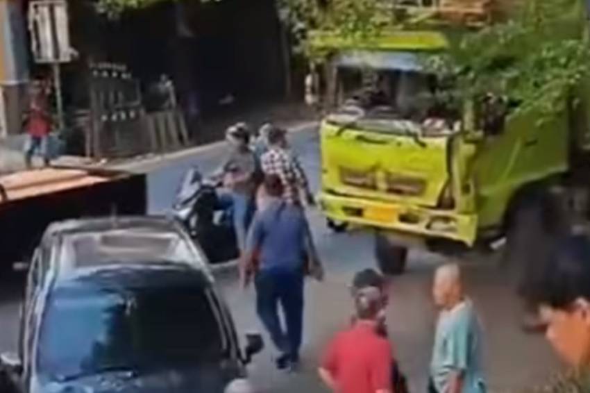 Kecelakaan di Jalan Raya Jonggol Bogor: Rem Blong, Dump Truk Tabrak 2 Mobil