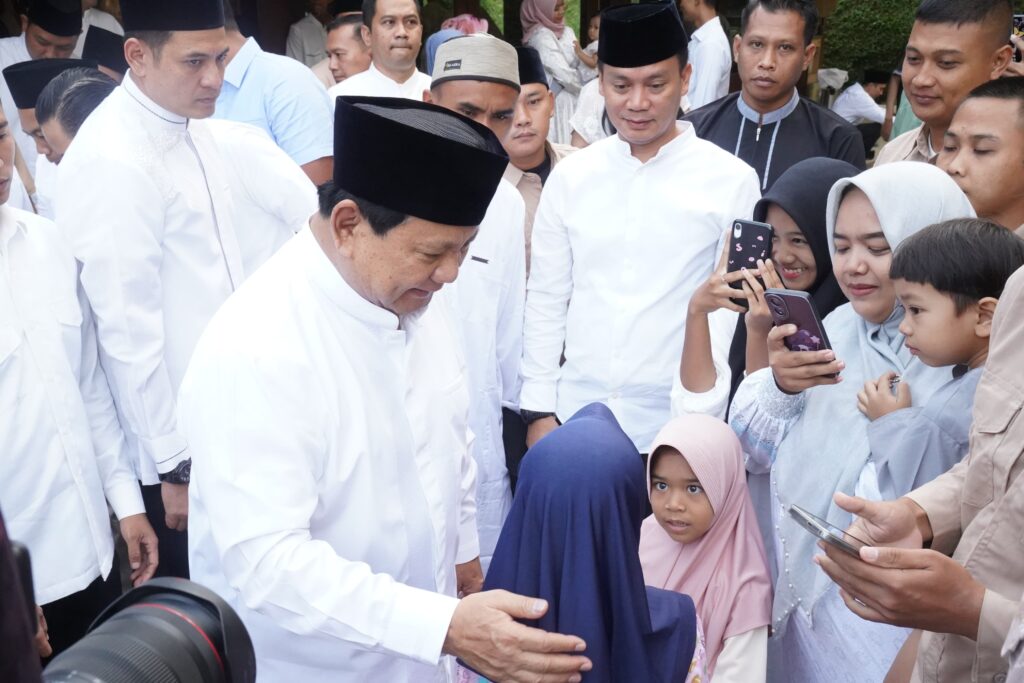 Prabowo Subianto Menyapa Warga di Hambalang Bogor pada Iduladha tahun 1445 H