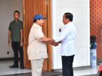 Prabowo Subianto Mendekati Jokowi di Halim, Memberikan Ucapan Selamat Ulang Tahun Secara Langsung