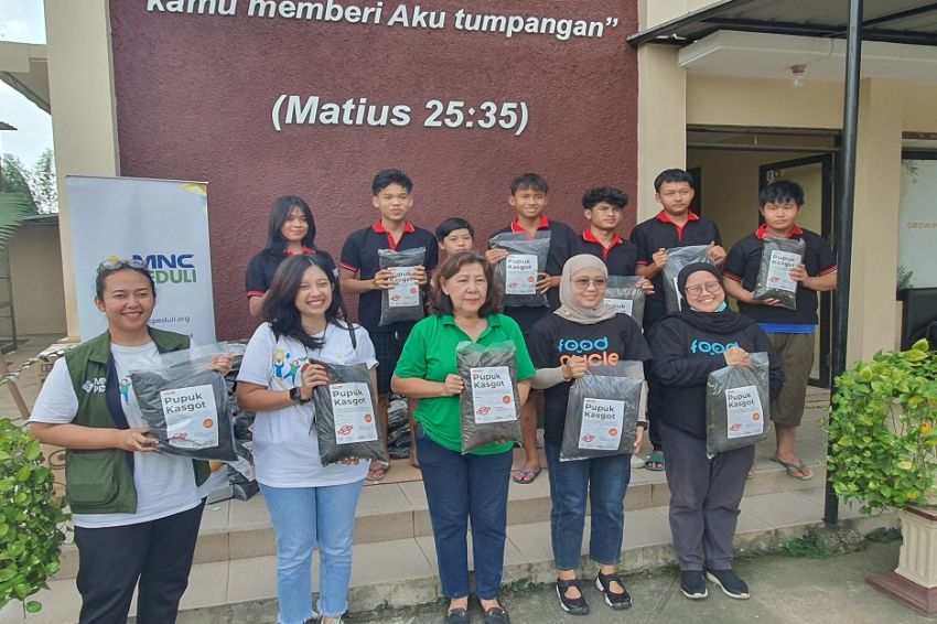 MNC Peduli Memberikan Bantuan Pupuk Kasgot untuk Berkebun di Panti Asuhan di Tangsel