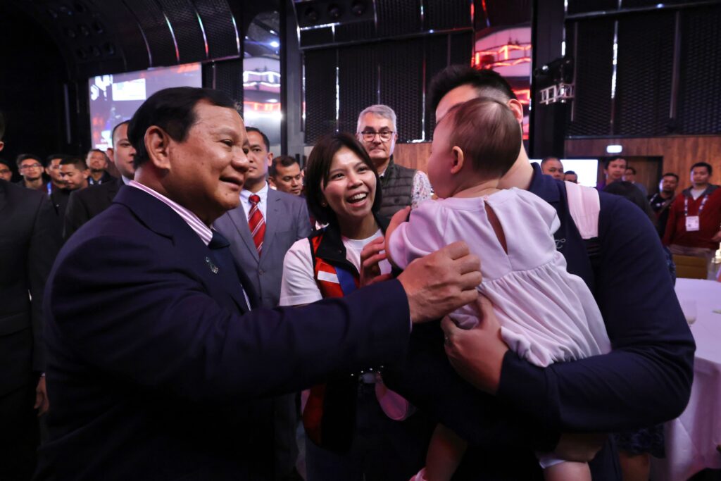 Prabowo Subianto Meets Greysia Polii and Her Family in Paris