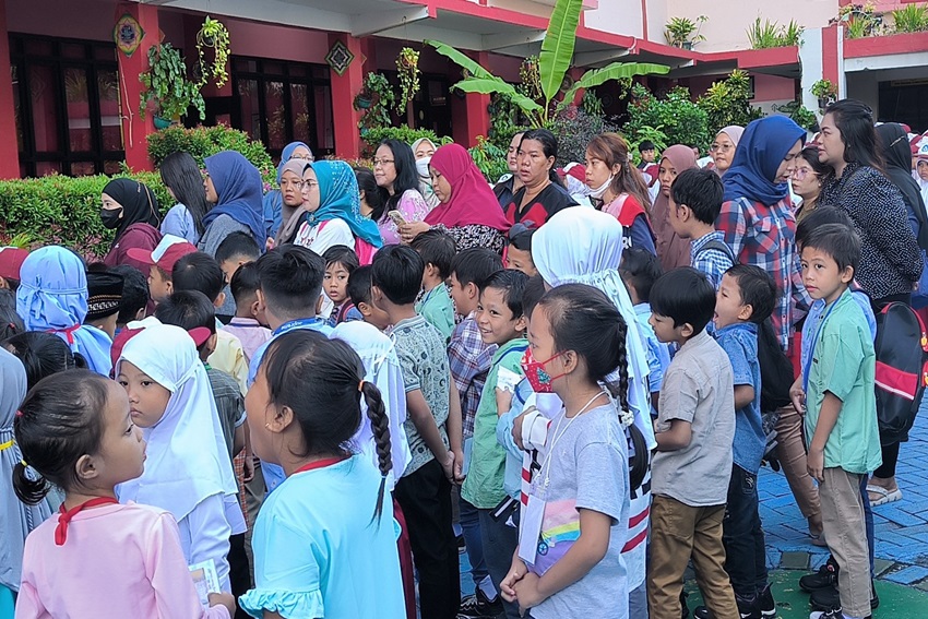 Kegembiraan di Hari Pertama Masuk Sekolah SDN Tanjung Duren Utara 02