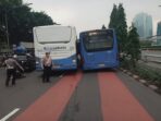 Kejadian Bus Transjakarta Mengalami Kerusakan Ban di Depan Polda Metro Jaya, Lalu Lintas Menuju Semanggi Tersendat