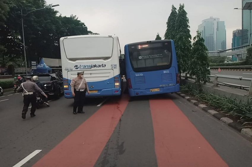 Kejadian Bus Transjakarta Mengalami Kerusakan Ban di Depan Polda Metro Jaya, Lalu Lintas Menuju Semanggi Tersendat