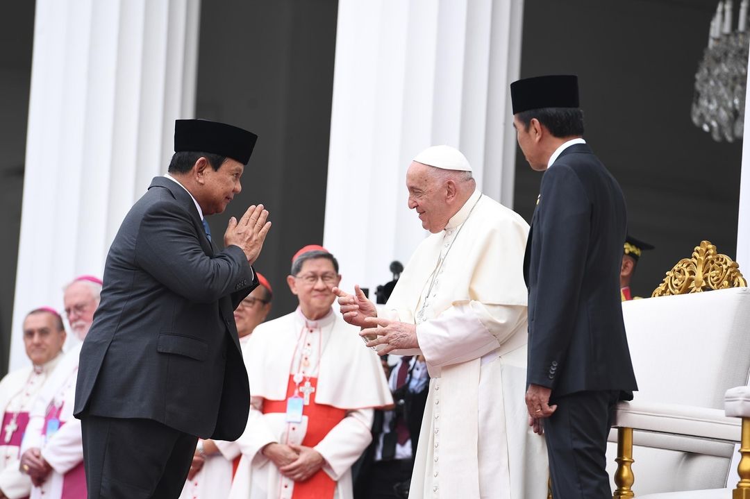 Prabowo Subianto Shares a Moment of Shaking Hands with Pope Francis, Declaring “Indonesia’s Diversity and Harmony are a Blessing”