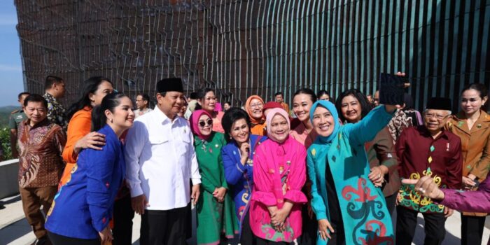 Prabowo Subianto Captures a Fun Moment with Iriana and Mothers at IKN in a Selfie