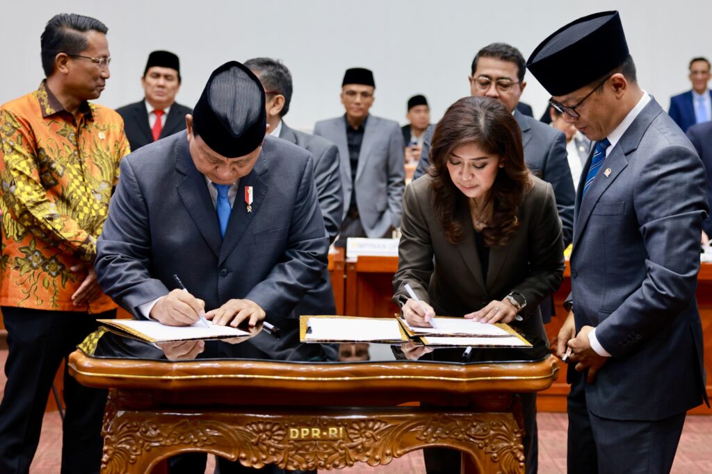 All Factions Attend and Offer Prayers at Prabowo Subianto’s Final DPR Session