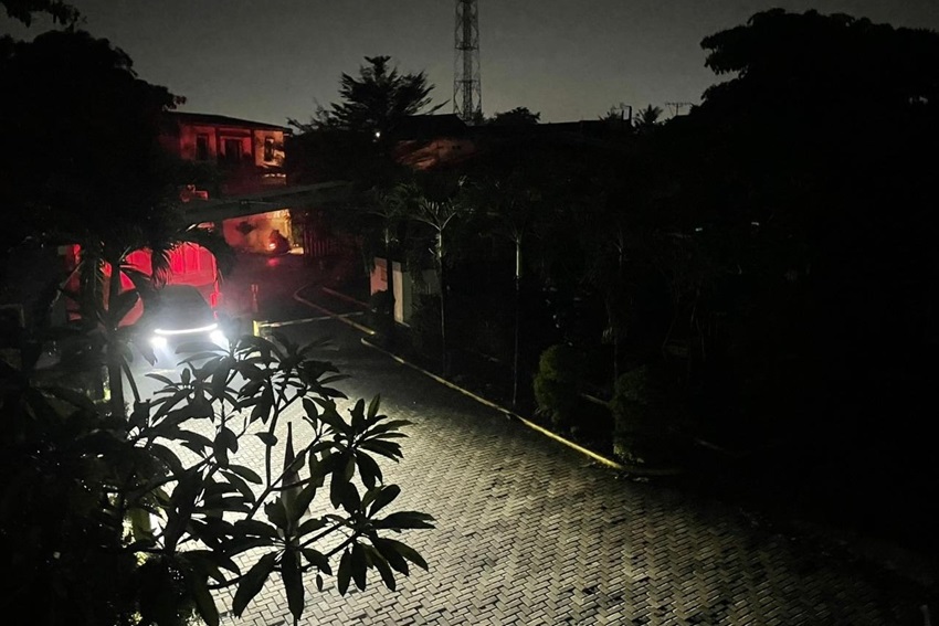 Warga Jatiasih Bekasi Mengungsi Karena Mati Lampu Seharian