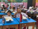 Siswa SD di Kebayoran Baru Menikmati Makan Bergizi Gratis, Disediakan Nasgor Sisiran Telur dan Ayam