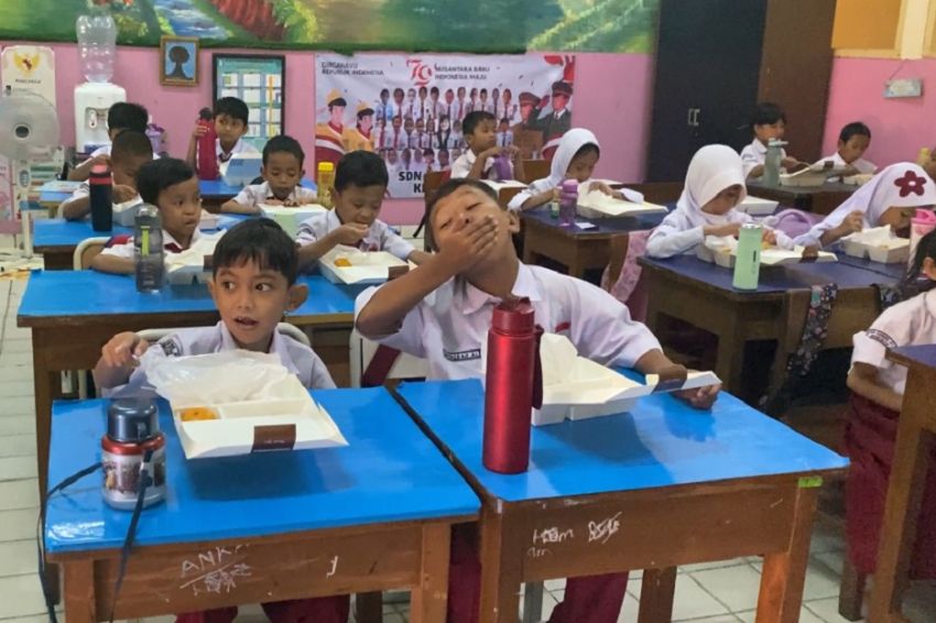 Siswa SD di Kebayoran Baru Menikmati Makan Bergizi Gratis, Disediakan Nasgor Sisiran Telur dan Ayam