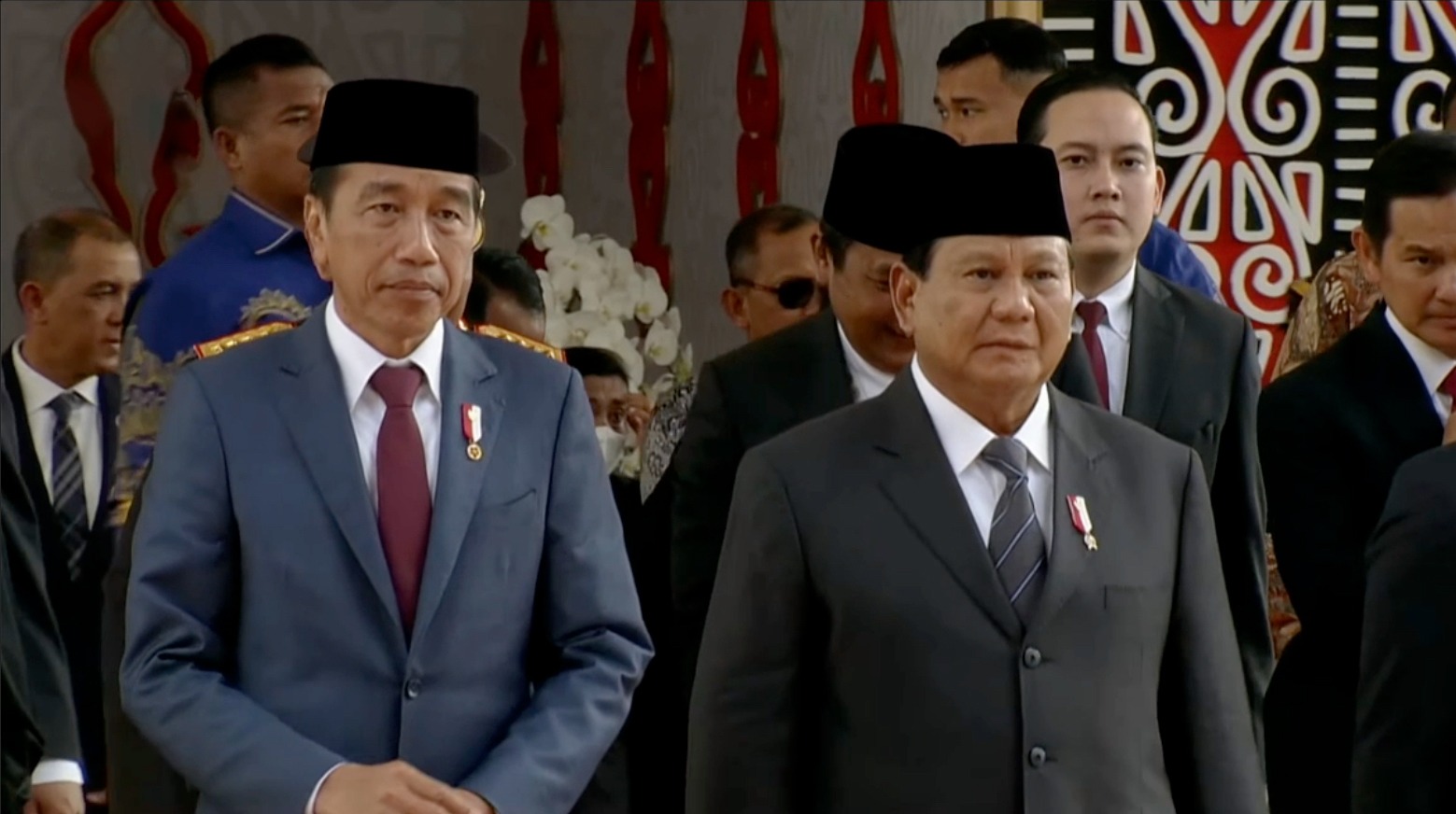 Prabowo Subianto dan Jokowi Tiba Bersama-sama dalam Mobil Presiden untuk Pelantikan Anggota DPR Terpilih