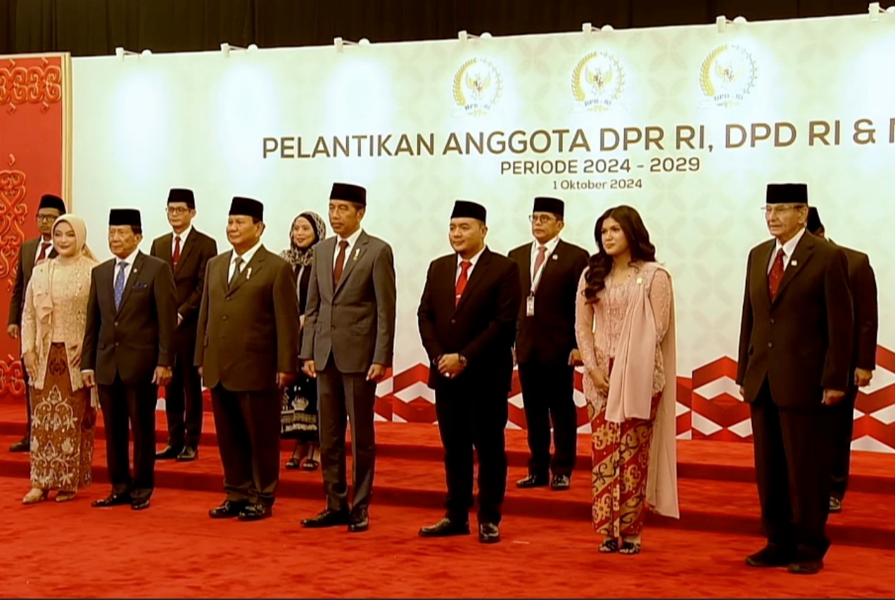 Prabowo Subianto and Jokowi Together in Presidential Car to Attend Inauguration of Newly Elected Parliament